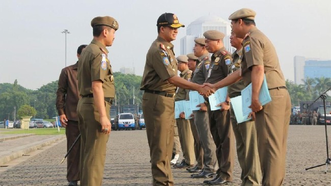 Gubernur DKI Anies Baswedan merotasi sebanyak 3.648 dari 4.950 personel Satuan Polisi Pamong Praja DKI Jakarta, Jumat (29/12).