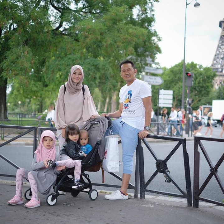 <p>Hmm kalau yang ini keluarga Zaskia-Hanung lagi jalan-jalan ke mana ya? (Foto: Instagram Zaskia Mecca)</p>