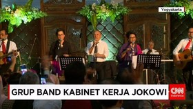 Menteri Kabinet Kerja Bermain Musik di Acara Nikahan