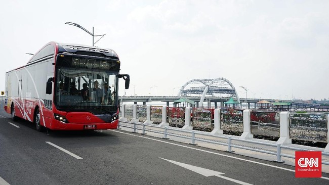 Pemkot Surabaya luncurkan Suroboyo Bus yang akan menjadi pelengkap transportasi yang tengah dibangun kota tersebut. Bus ini rencananya beroperasi 2018.