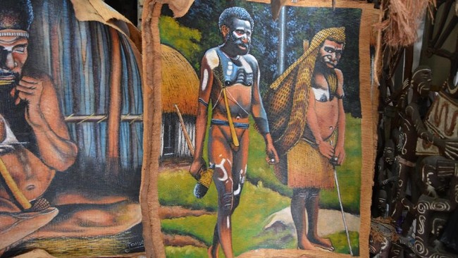 Masyarakat Sentani yang bermukim di Pulau Asei terkenal sebagai pelukis dengan media kulit kayu. Sayang kini 'kanvas' mereka hampir punah.