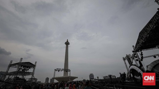 Lebih dari 16 ribu pengunjung berwisata ke Tugu Monas pada hari lebaran kedua, membuat pihak pengelola meraup ratusan juta rupiah.