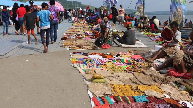 Pegawai negeri di Papua wajib memakai noken pada hari-hari tertentu. Efektifkah kebijakan ini untuk melestarikan noken?