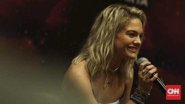 Louisa Johnson merupakan jebolan ajang pencarian bakat X Factor. Ia menyambangi Jakarta untuk meramaikan pesta tahun baru di Hotel Mulia Senayan.