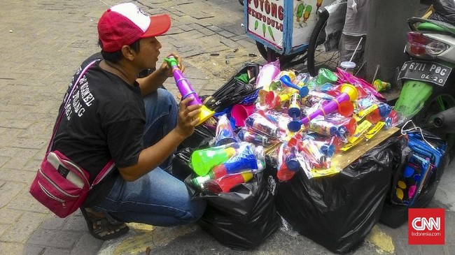 Kabar penularan penyakit Difteri melalui terompet berdampak pada penjualan terompet. Para pedagang mengaku omzet mereka turun setelah kabar tersebut.