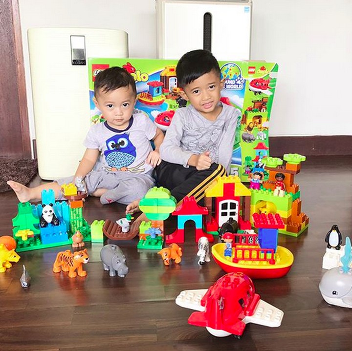 <div>Rukun banget sih Kak Airlangga sama Dik Sakti main lego. (Foto: Instagram/ @ruby_26)</div>