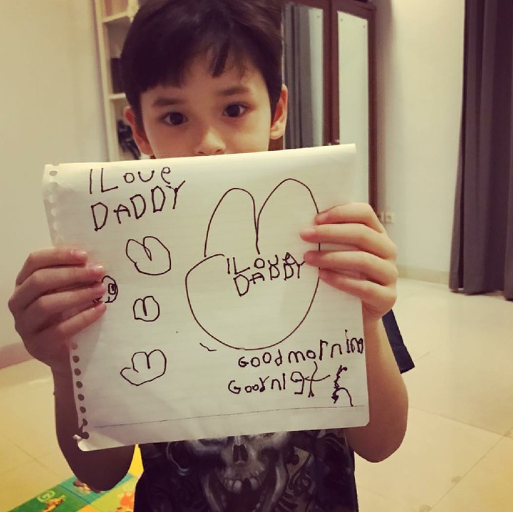 <p>So sweet! Pernyataan sayang Zozo untuk Ayah Mike. (Foto: Insatgram/mike_lewis)</p>