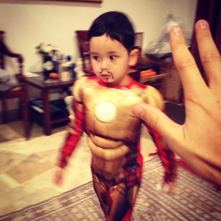 <p>Duh, lucu banget si Zozo pakai kumis-kumisan. Hi-hi. (Foto: Insatgram/mike_lewis)</p>