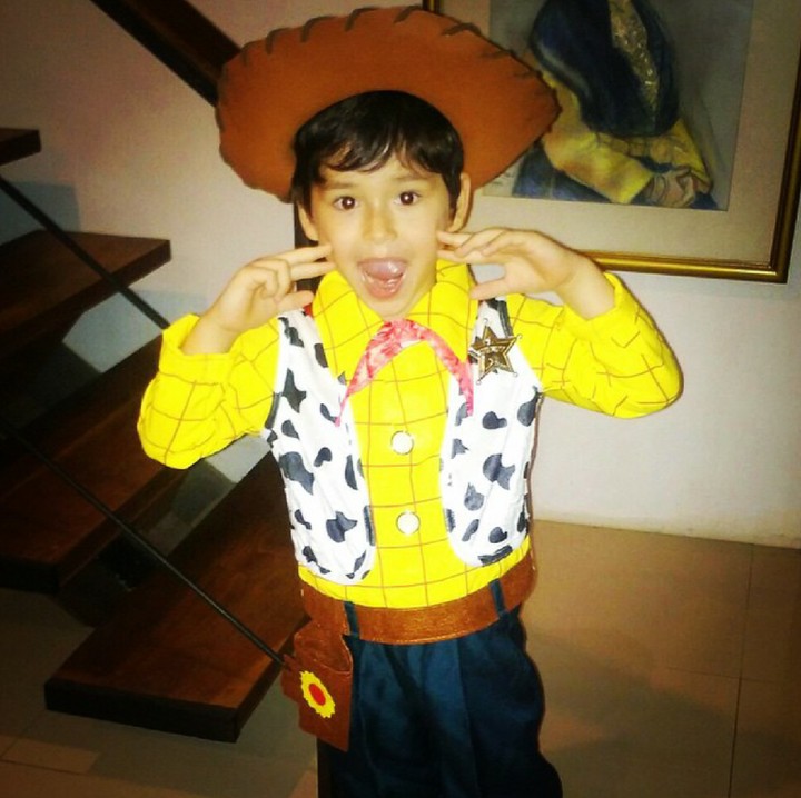 <p>Pakai kostum kartun salah satu tokoh Toy Story, Zozo makin menggemaskan. (Foto: Insatgram/mike_lewis)</p>
