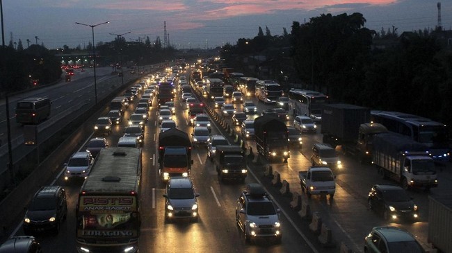 Polres Bekasi mengerahkan anggota menjaga 12 jembatan di Tol Cikampek, yang diduga menjadi tempat pelaku melempar batu ke pengguna jalan.
