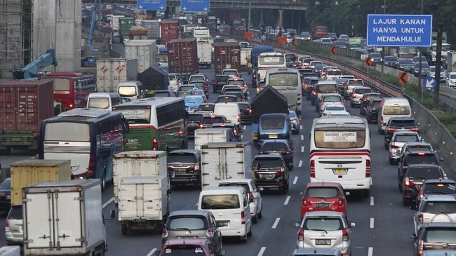 Jasa Marga mencatat total sebanyak 166.455 kendaraan meninggalkan Jakarta melalui Tol Jakarta-Cikampek menjelang libur Tahun Baru, pada 28-29 Desember 2018.