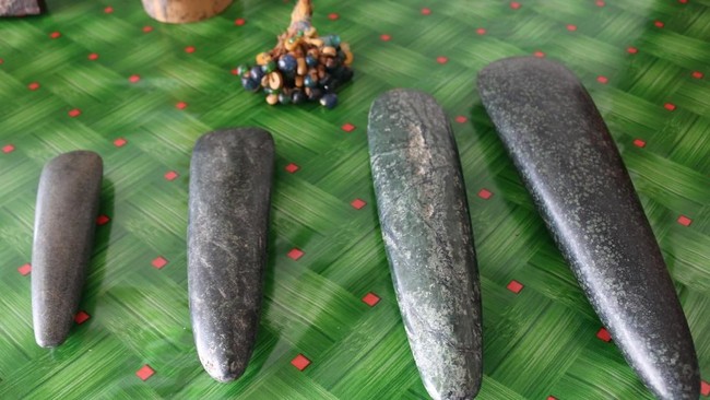 Peneliti Balai Arkeologi Papua menemukan kapak batu dan fragmen keramik yang diduga berasal dari China dan Eropa di Raja Ampat, Papua Barat.