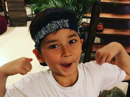 Makin Besar Makin Ganteng! Potret Kenzou Anak Mike Lewis
