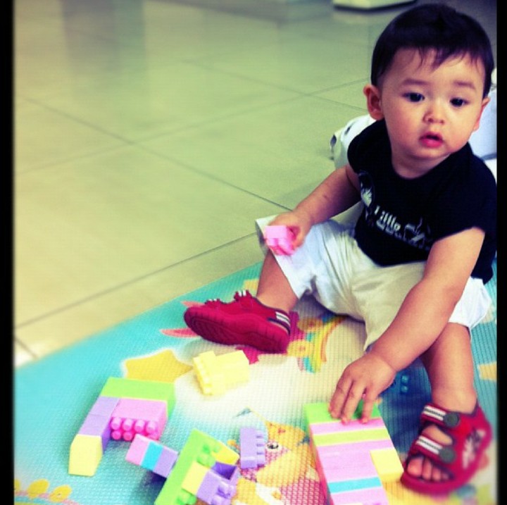 <p>Bocah yang akrab disapa Zozo ini lahir pada Desember 2010. (Foto: Insatgram/mike_lewis)</p>