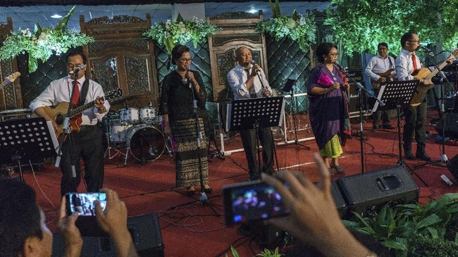 Presiden Joko Widodo mengapresiasi Elek Yo Band yang digawangi sejumlah menteri Kabinet Kerja dan beberapa kali manggung di sejumlah acara.