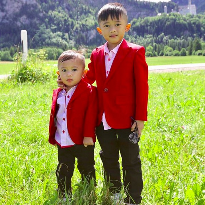 <div>Si kakak, Airlangga Satriadhi Yudhoyono sekarang umurnya 5 tahun dan si adik Pancasakti Maharajasa Yudhoyono umurnya 2 tahun. Tuh, sama-sama nggemesin kan mereka. (Foto: Instagram/ @ruby_26)</div>