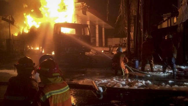 Kebakaran SPBU di Cipayung diduga terjadi saat pengemudi yang mengisi bahan bakar di pom bensin bermain handphone di dalam mobil yang masih menyala.