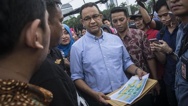Anies Baswedan yang datang tepat pukul 09.00 WIB ke lokasi Tasyakuran mengaku baru mengetahui jadwal penjemputan Presiden dari Bandara Soekarno Hatta.