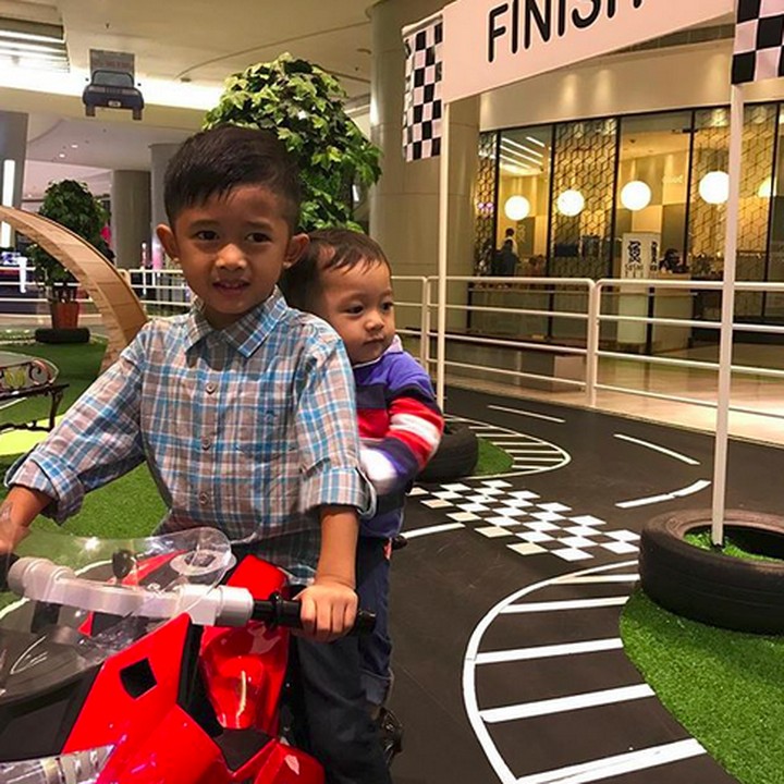 <div>Asyik banget Adik Sakti dibonceng Kakak Airlangga. Hati-hati ya! (Foto: Instagram/ @ibasyudhoyono)</div>