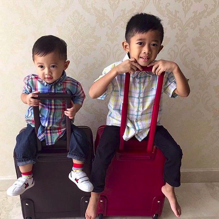 <div>Eh, ada yang duduk di koper. Ada-ada aja sih tingkah kakak adik ini. (Foto: Instagram/ @ibasyudhoyono)</div>