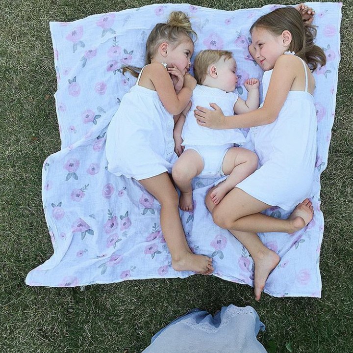 <p>Sweet banget ya dua kakak ini nemenin sang adik yang tertidur di atas selimut. (Foto: Instagram @chantellespark)</p>
