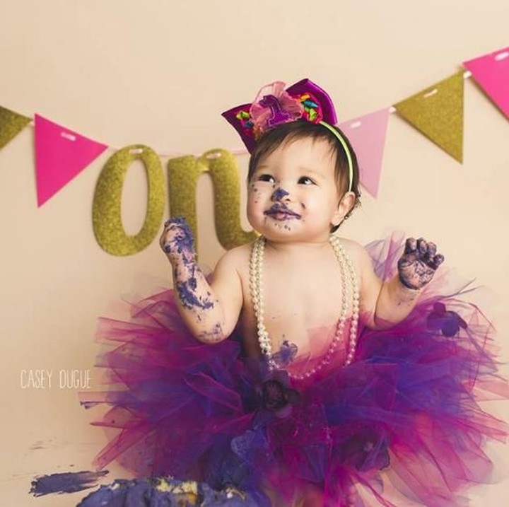 Belepotan makanan justru bikin foto bayi ini makin lucu. (Foto: Casey Dugue Photography)