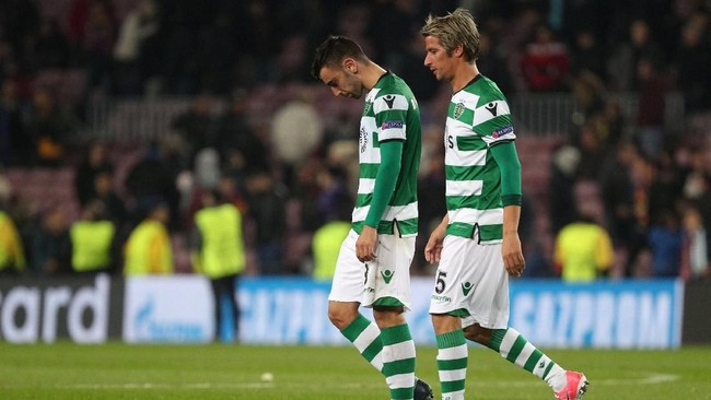 Fabio Coentrao ribut dengan rekan setimnya sendiri di Sporting Lisbon, Marcos Acuna, pada laga Piala Liga Portugal menghadapi Belenenses, Sabtu (30/12).