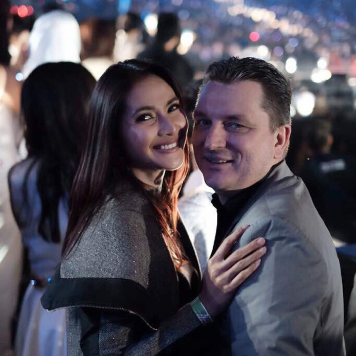 <p>Tetap romantis sama suami? Wah harus banget dong. He-he-he. (Foto: Instagram/maudykoesnaedi)</p>