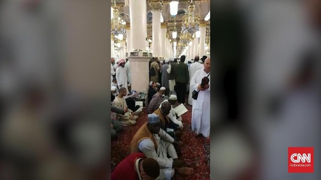 Pantauan CNNIndonesia.com di Raudhah, banyak jemaah yang mengantre untuk dapat mengunjungi makam Nabi Muhammad.