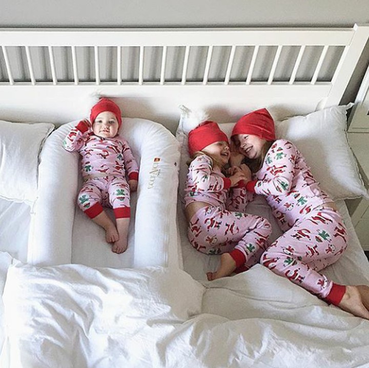 <p>Meskipun ditinggal dan nggak diajak ngobrol sama kakak-kakaknya, si bungsu tetap ceria kok. He-he-he. (Foto: Instagram @chantellespark)  </p>