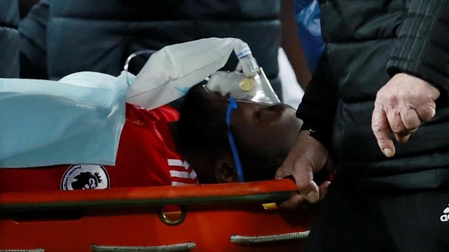 Manajer Manchester United, Jose Mourinho, mencemaskan cedera yang dialami strikernya, Romelu Lukaku saat Setan Merah menghadapi Southampton.
