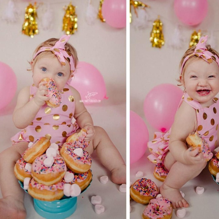 Pose si kecil yang seakan-akan menghancurkan kue alias cake smash masih eksis di bulan-bulan terakhir 2017. (Foto: Lyndsey's PhotoCo)