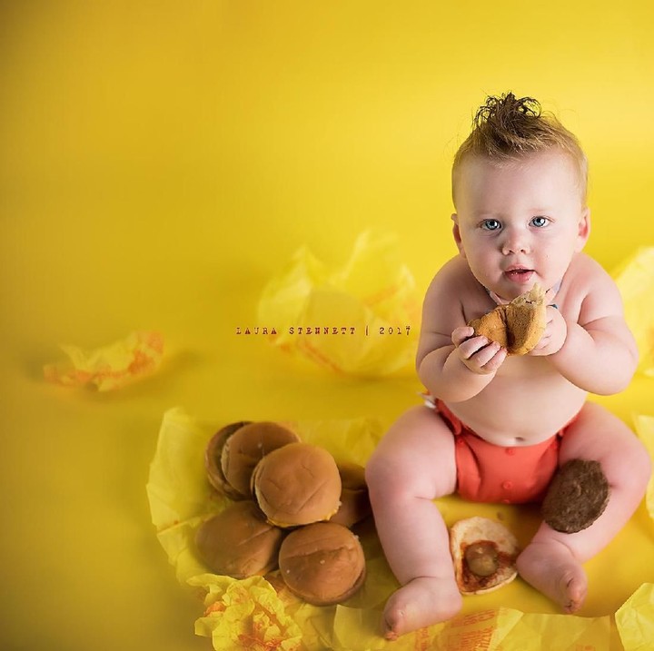 Masih ingat bayi ini? Fotonya yang menggemaskan bareng cheeseburger sempat jadi viral di tahun 2017. (Foto: Photo: Laura Stennett Photography)