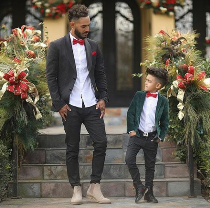 <p>Saat Natal kemarin, keduanya kompak pakai setelan jas plus dasi kupu-kupu warna merah. Keren! (Foto: Instagram @officialryansecret)</p>