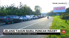 VIDEO: Jalur Arah Puncak Padat Jelang Tahun Baru 2018