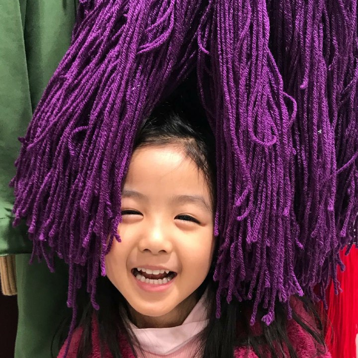 <p>Ceritanya itu wig supaya rambut kamu jadi gimbal ya Kaara? Hi-hi-hi. (Foto: Instagram/ @julietaslim)</p>