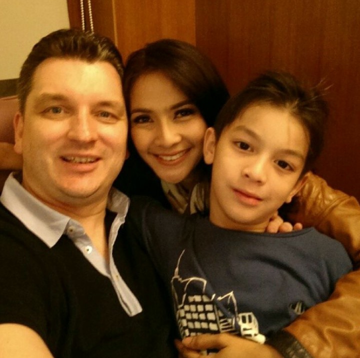 <p>Sehat dan tetap kompak ya Bunda Maudy, Ayah Erik dan Eddy. (Foto: Instagram/maudykoesnaedi)</p>