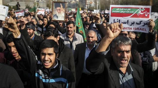 Iran menuduh ada campur tangan Amerika Serikat di balik aksi unjuk rasa memprotes kenaikan harga bensin yang berlangsung panas sejak 15 November lalu.