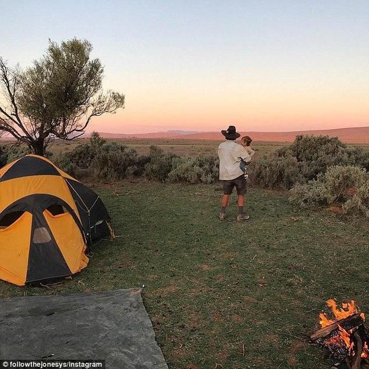 <p>Mendirikan tenda dan mengajak si kecil menikmati senja yang indah di bentang alam Australia. Keren! (Foto: Instagram @followthejonesys)</p>