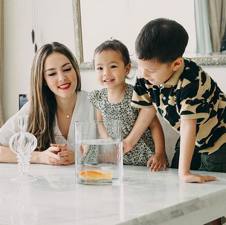 <p>Lihat ikan aja udah bisa jadi kegiatan seru buat Cathy dan si kecil. (Foto: Instagram/ @cathysharon)</p>