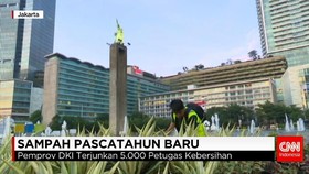 Pembersihan Sampah di Jalan Sudirman-Thamrin Pasca Tahun Baru
