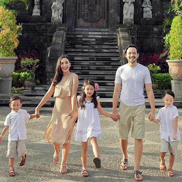 <p>Ikutan happy deh lihat foto keluarga yang satu ini. Setuju, Bun? (Foto: Instagram/ @oks_antara)  </p>