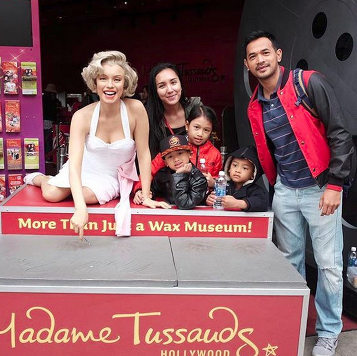 <p>Walau sibuk, Ayah Oka tetap menyempatkan diri liburan bareng istri dan si kecil. (Foto: Instagram/ @oks_antara)  </p>