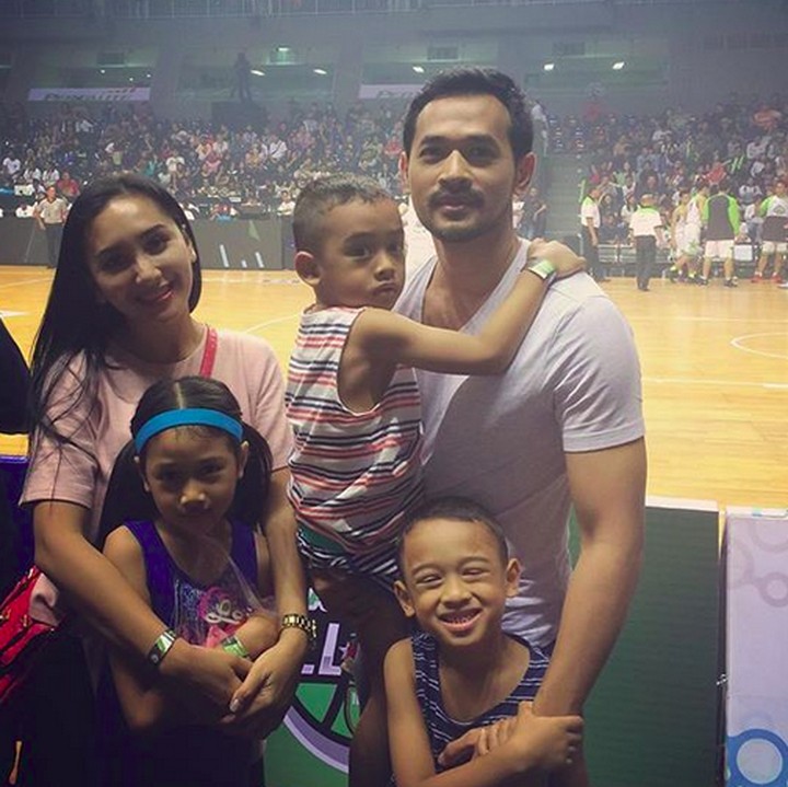<p>Nonton pertandingan basket bisa jadi ajang kumpul buat keluarga yang satu ini. (Foto: Instagram/ @oks_antara)  </p>