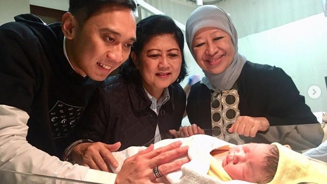 Ibas memberikan nama anak ketiganya Gayatri Idaliya Yudhoyono. Dia akan terus menggunakan nama Yudhoyono bila memiliki anak lagi.