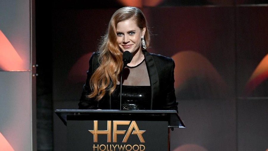 BEVERLY HILLS, CA - NOVEMBER 05:  Actor Amy Adams speaks onstage during the 21st Annual Hollywood Film Awards at The Beverly Hilton Hotel on November 5, 2017 in Beverly Hills, California.  (Photo by Kevin Winter/Getty Images)