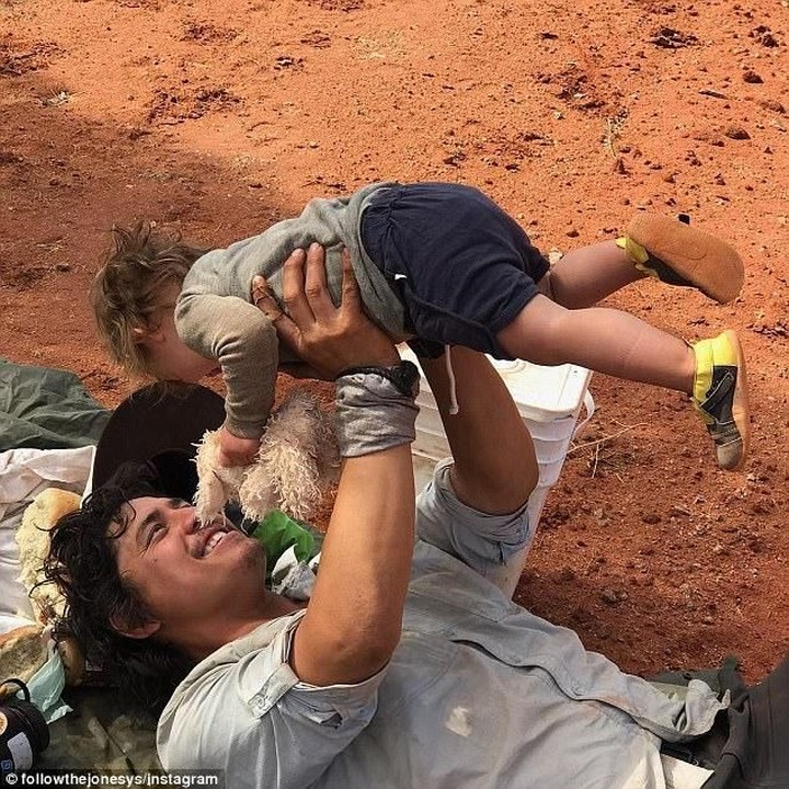 <p>Dalam sehari target mereka berjalan 20 km, istirahat, dan mendirikan tenda. (Foto: Instagram @followthejonesys)</p>