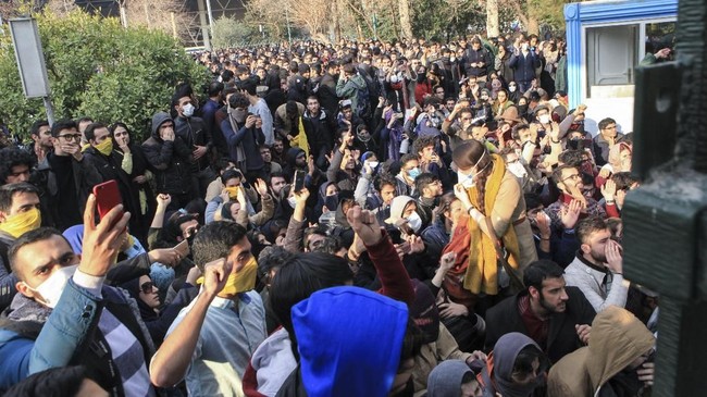 Iranian students protest at the University of Tehran during a demonstration driven by anger over economic problems, in the capital Tehran on December 30, 2017.
Students protested in a third day of demonstrations, videos on social media showed, but were outnumbered by counter-demonstrators.  / AFP PHOTO / STR