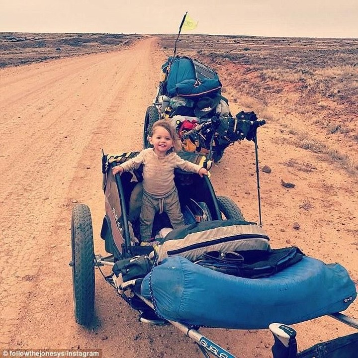 <p>Wah Morgan happy banget kayaknya naik di kereta logistik yang ditarik ayah bundanya. (Foto: Instagram @followthejonesys)</p>