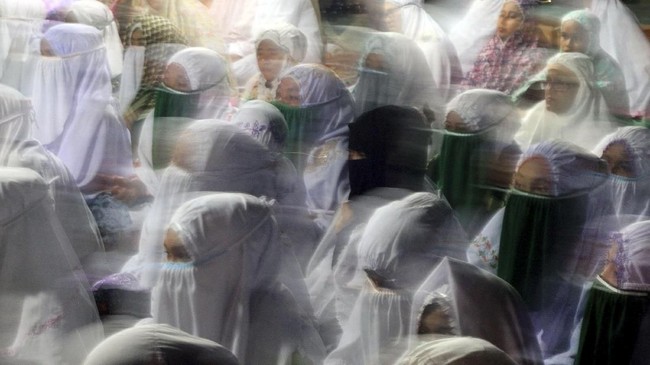 Pemerintah Kota Banda Aceh melarang warganya untuk merayakan malam pergantian tahun karena dinilai tidak sesuai dengan kearifan lokal dan budaya di Aceh.